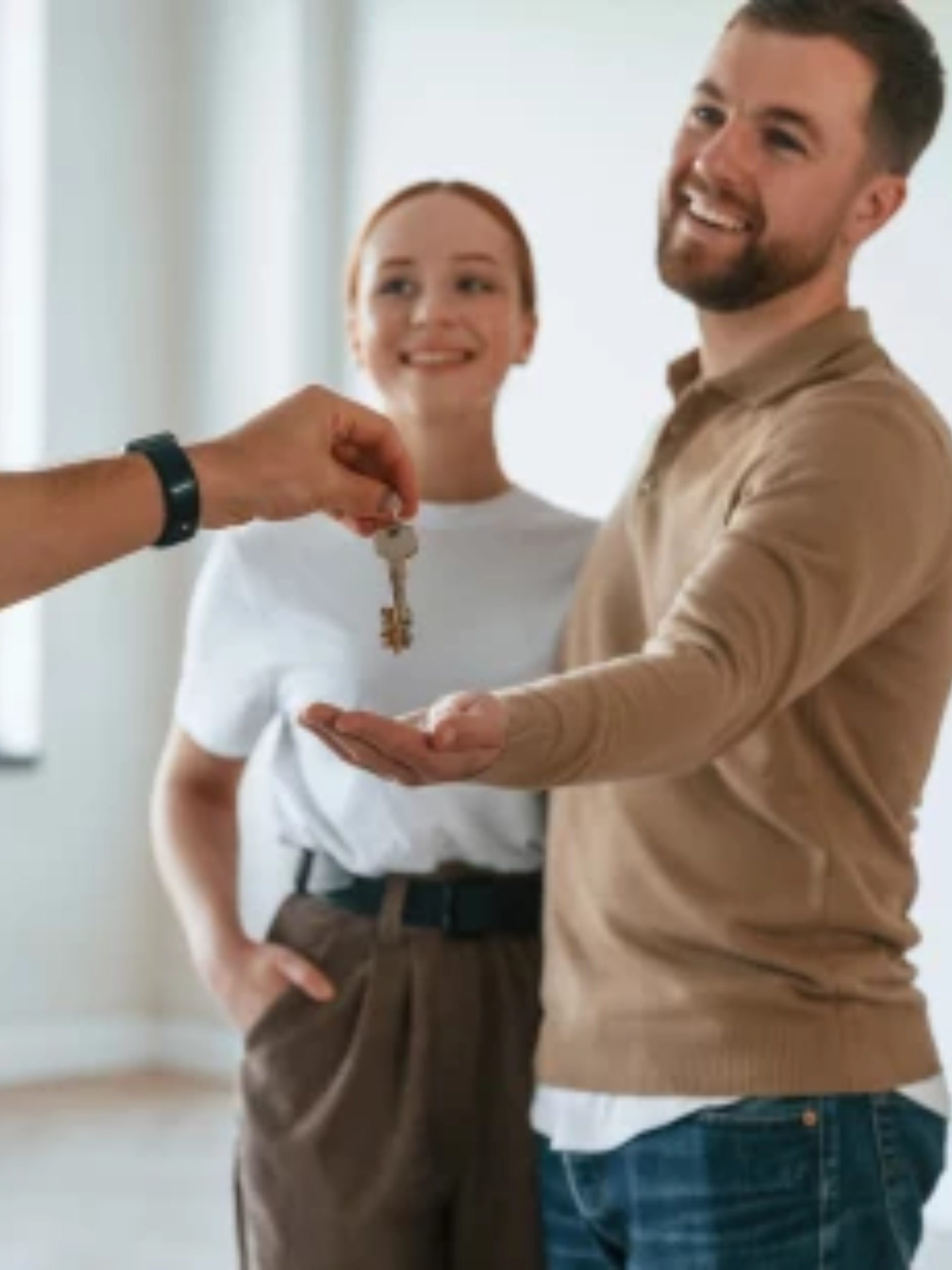 donne clé de maison aux nouveaux locataires